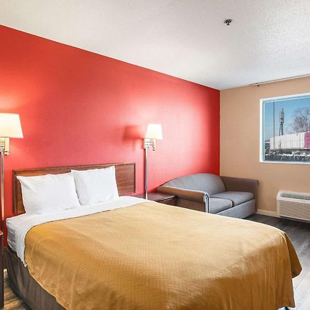 Econo Lodge Princeton Bagian luar foto