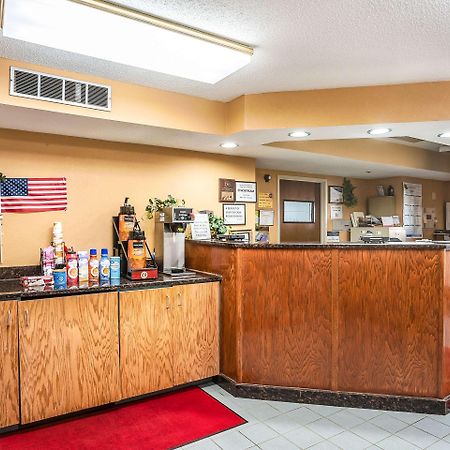 Econo Lodge Princeton Bagian luar foto