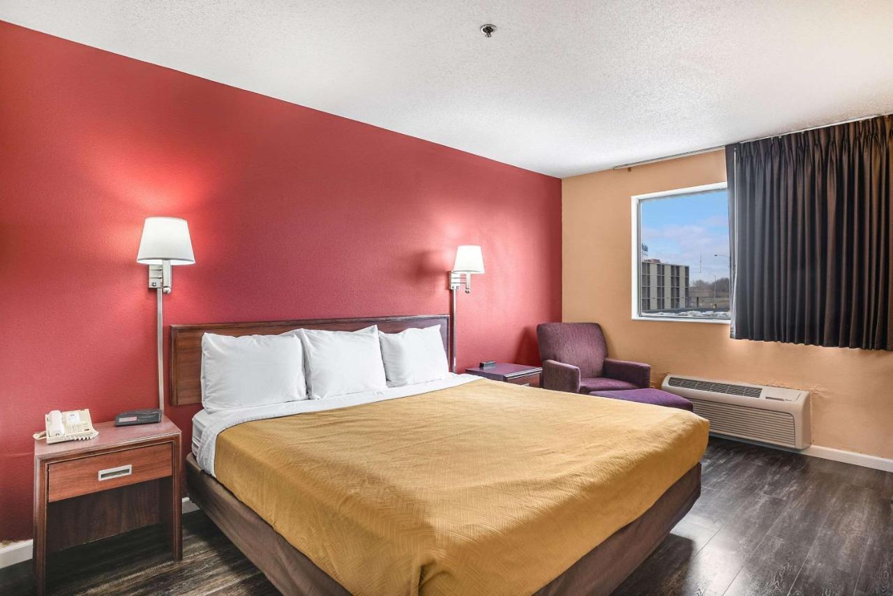 Econo Lodge Princeton Bagian luar foto