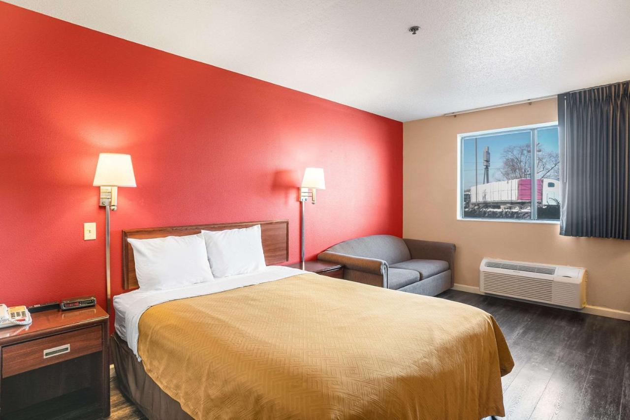 Econo Lodge Princeton Bagian luar foto
