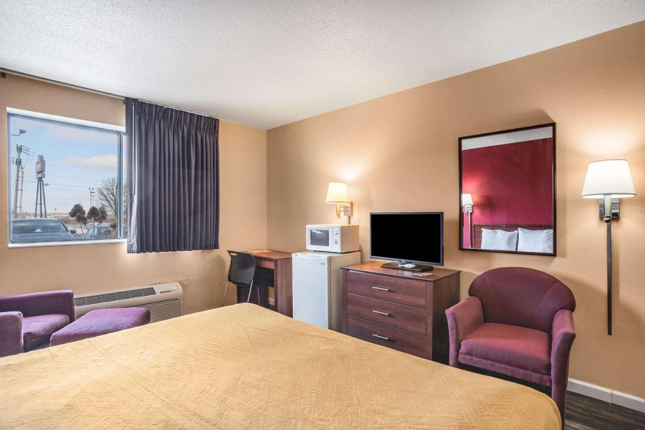 Econo Lodge Princeton Bagian luar foto
