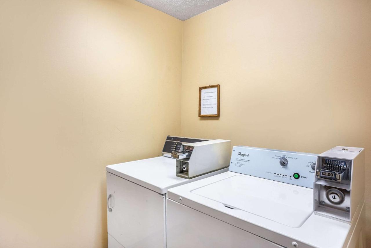 Econo Lodge Princeton Bagian luar foto