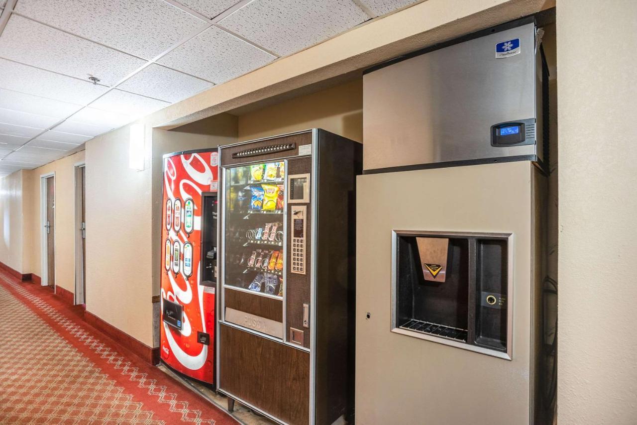 Econo Lodge Princeton Bagian luar foto