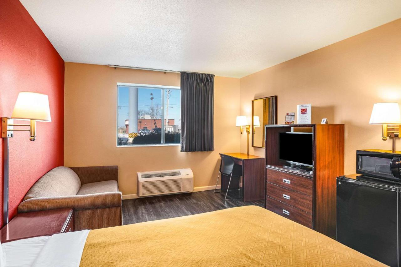 Econo Lodge Princeton Bagian luar foto