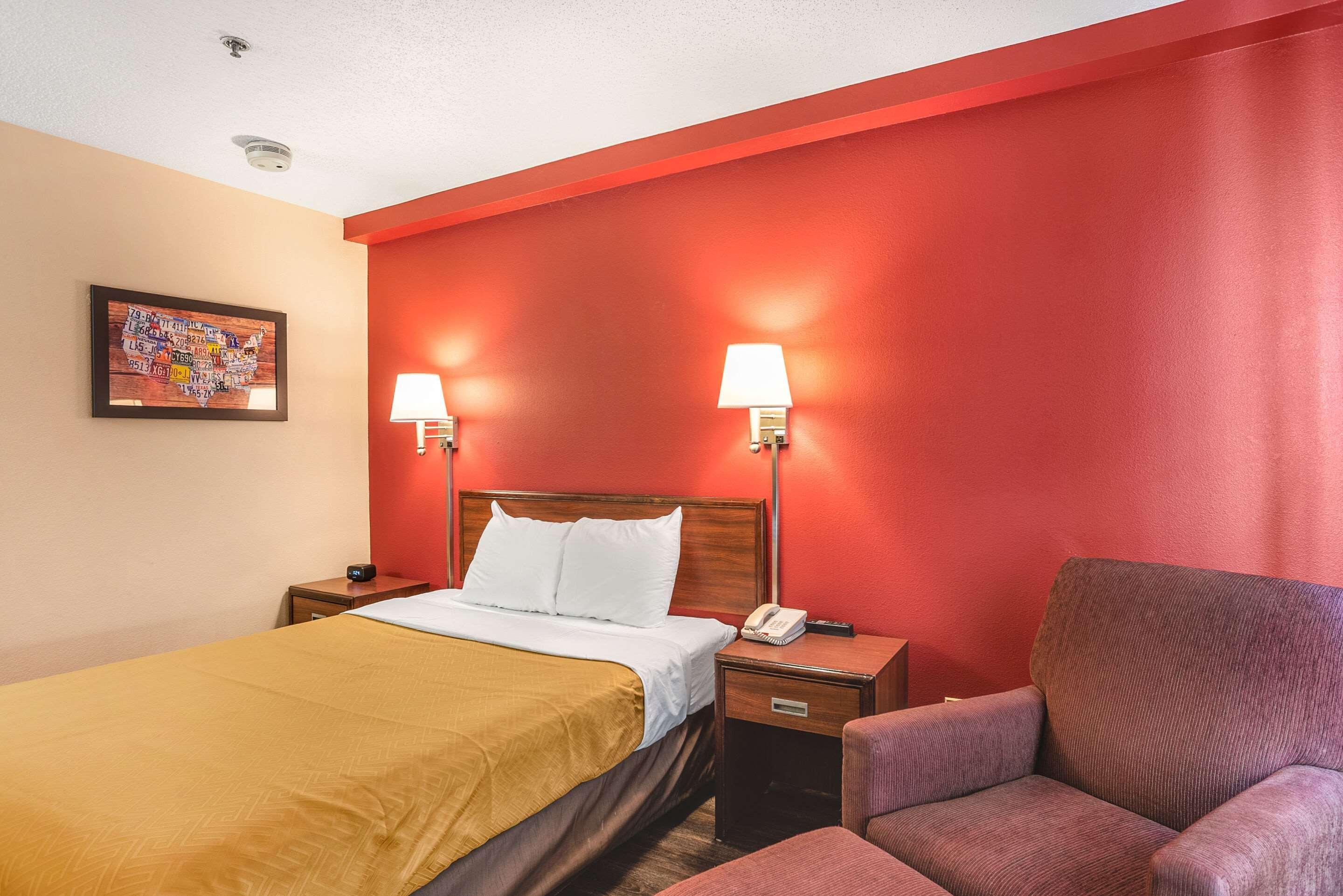 Econo Lodge Princeton Bagian luar foto