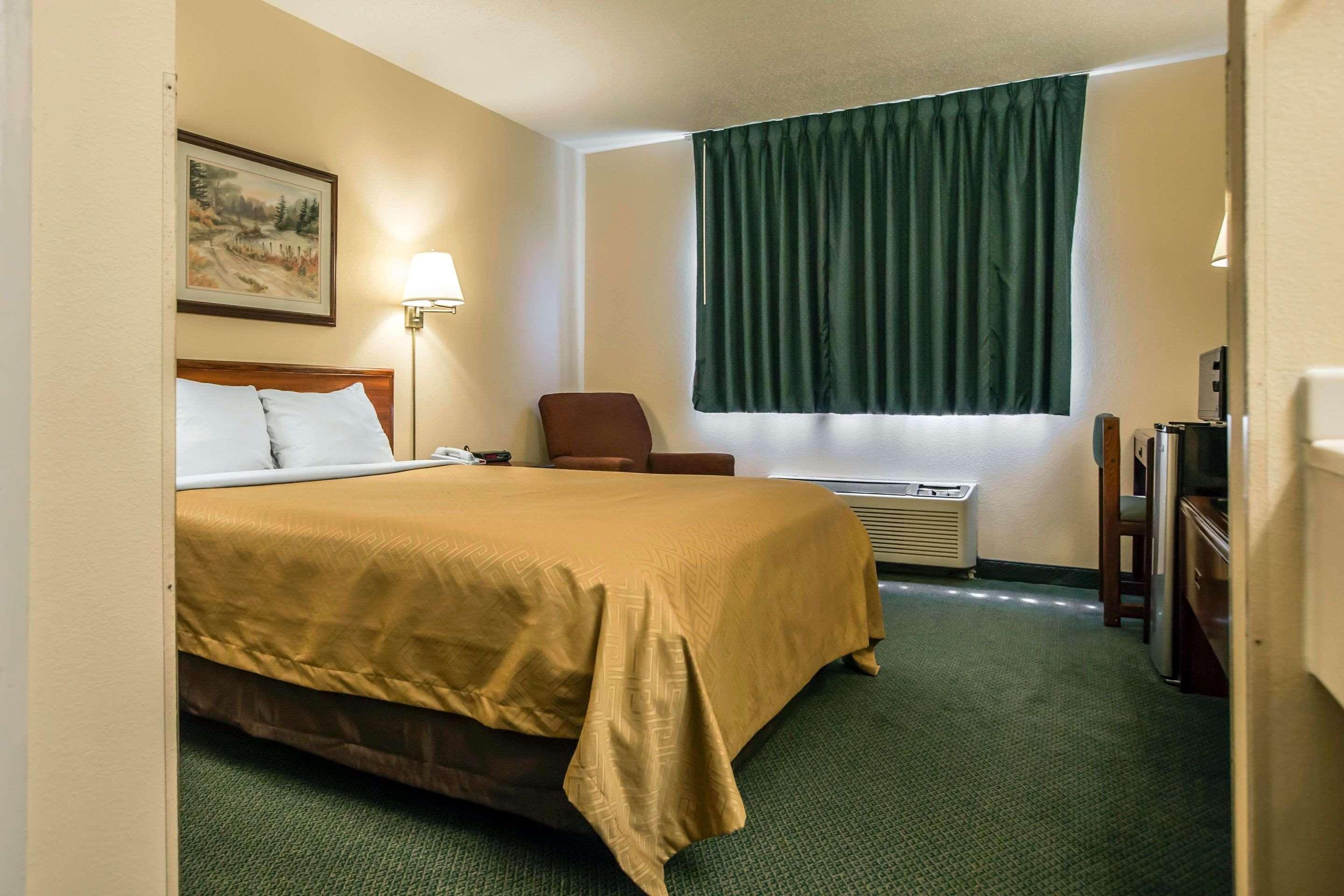 Econo Lodge Princeton Bagian luar foto