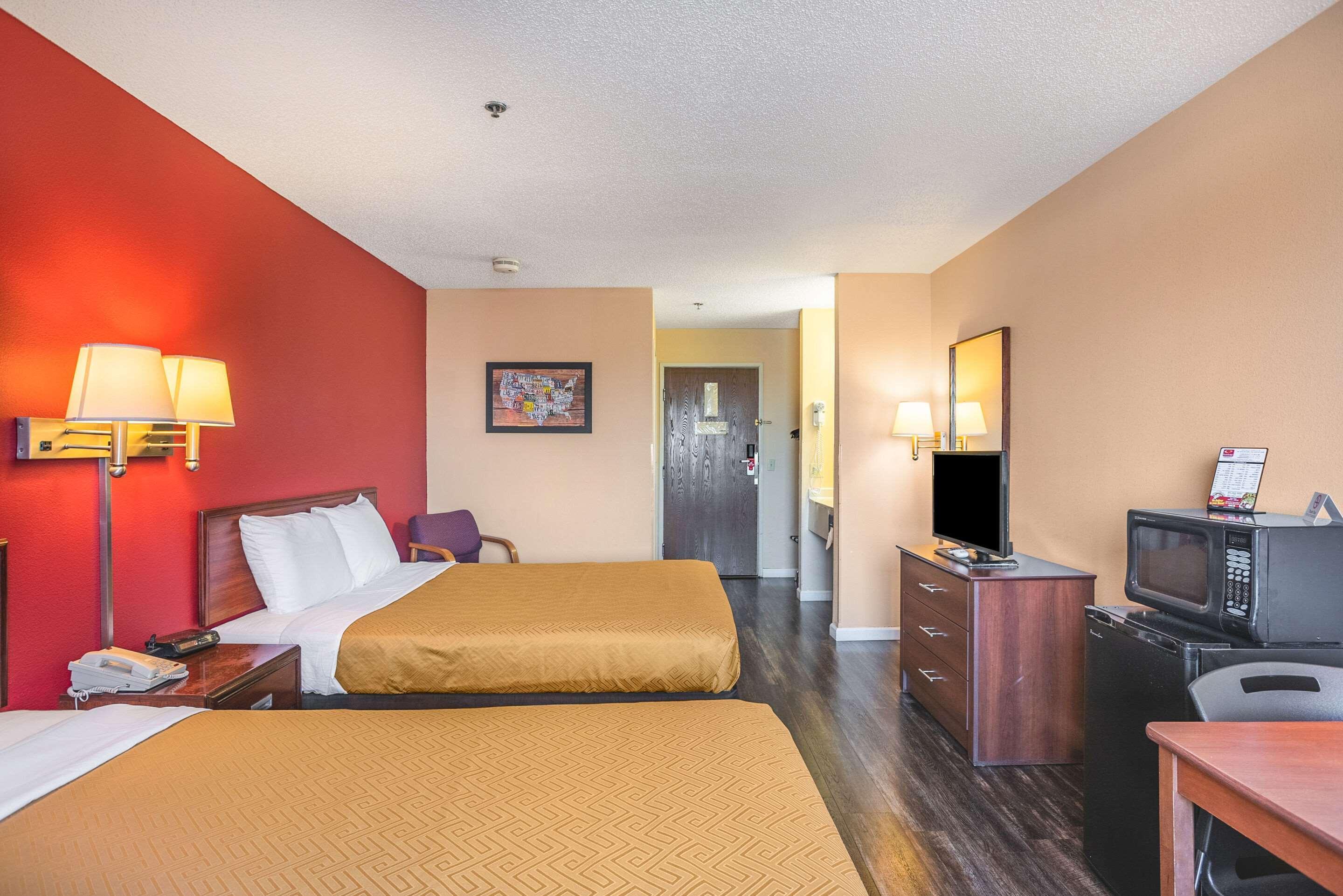 Econo Lodge Princeton Bagian luar foto