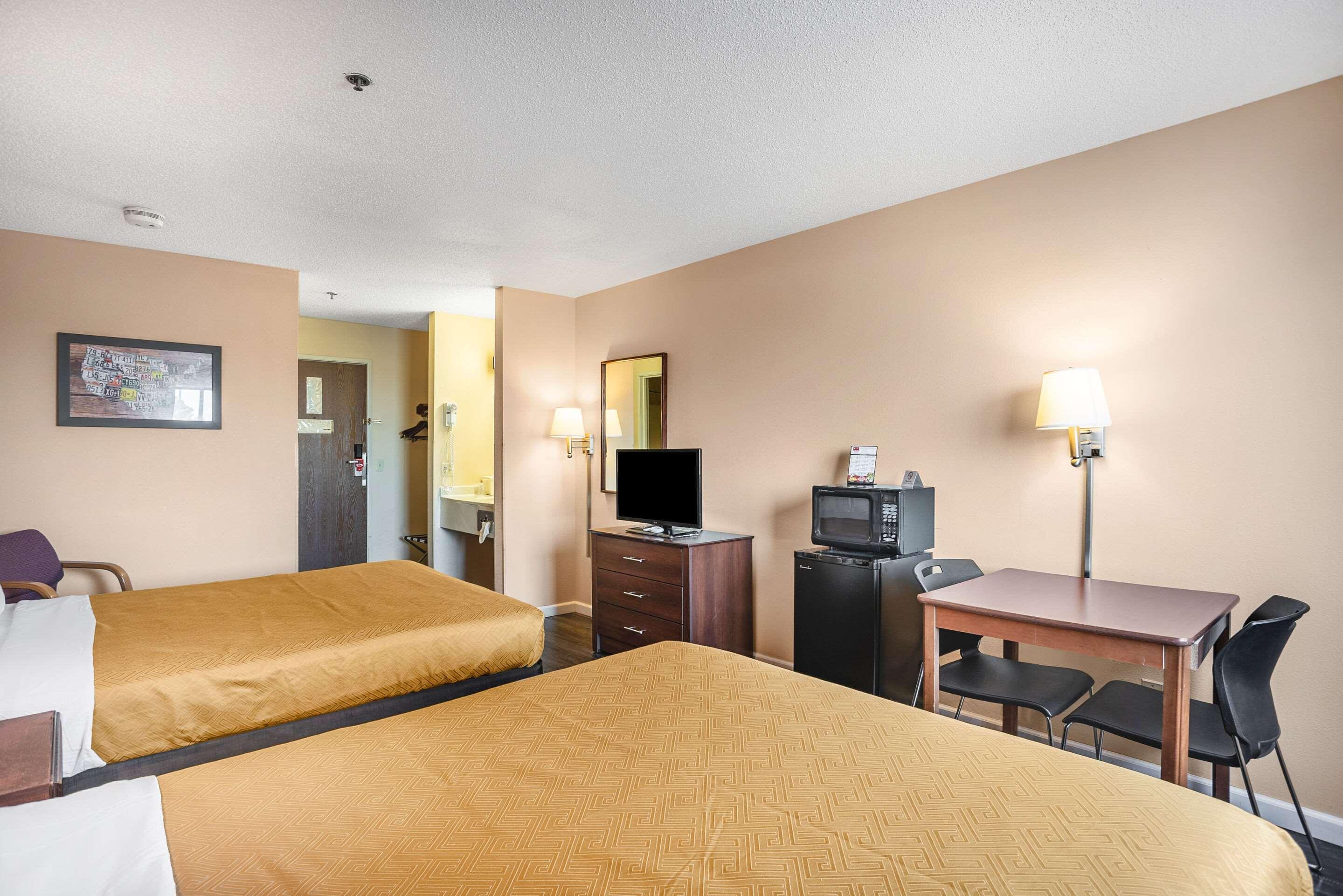 Econo Lodge Princeton Bagian luar foto