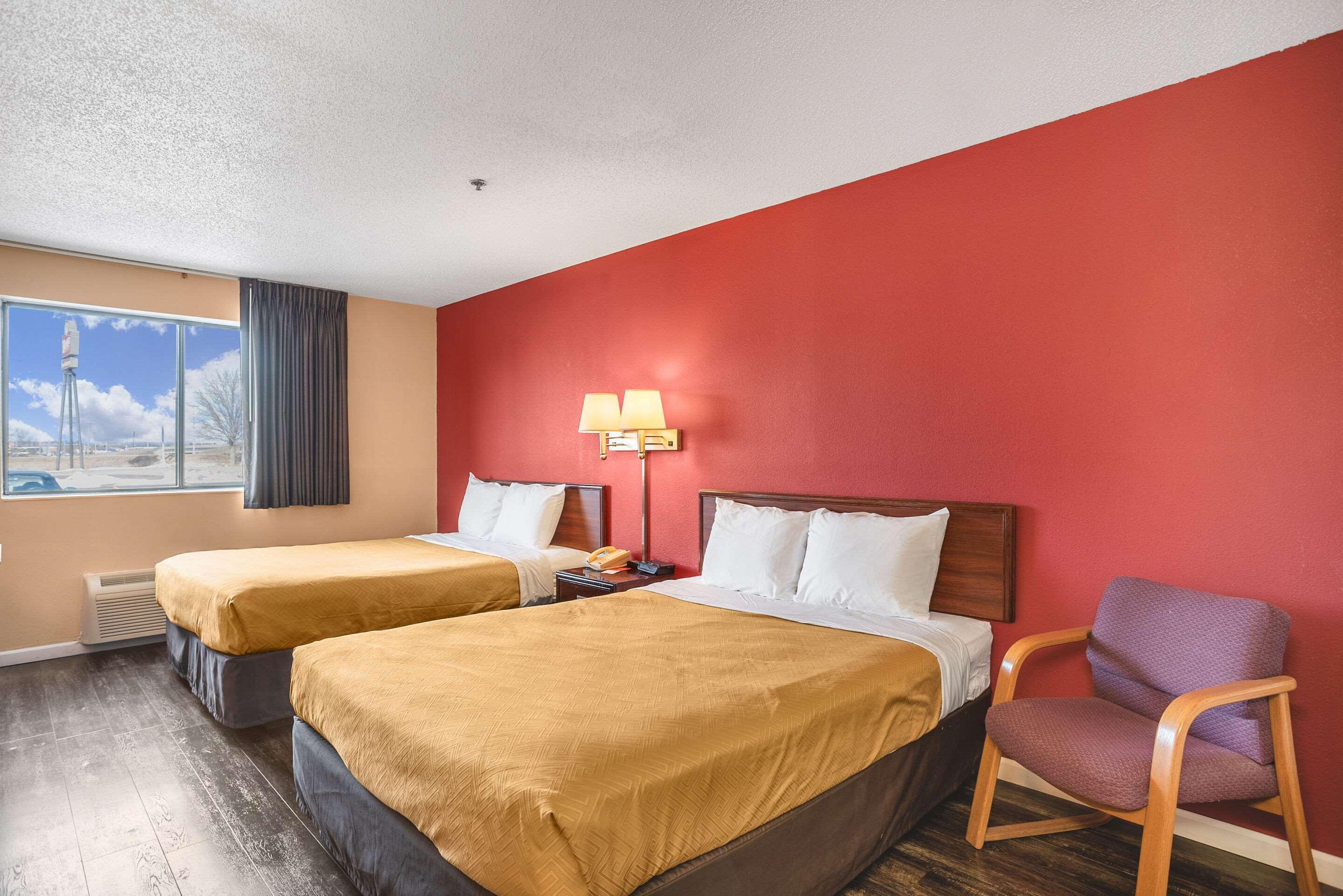 Econo Lodge Princeton Bagian luar foto