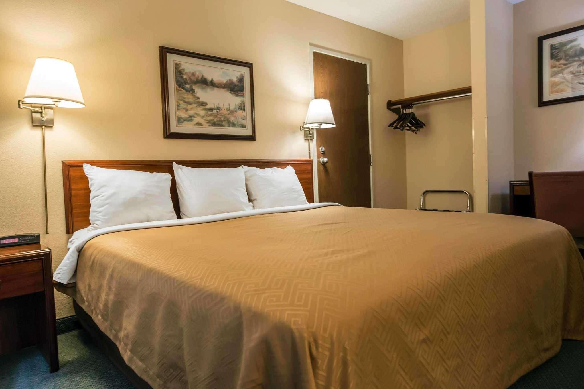 Econo Lodge Princeton Bagian luar foto