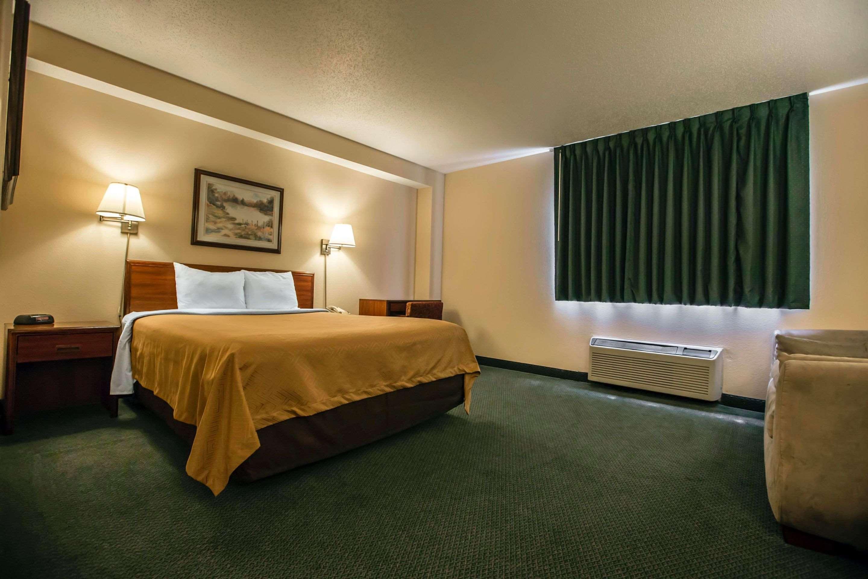 Econo Lodge Princeton Bagian luar foto