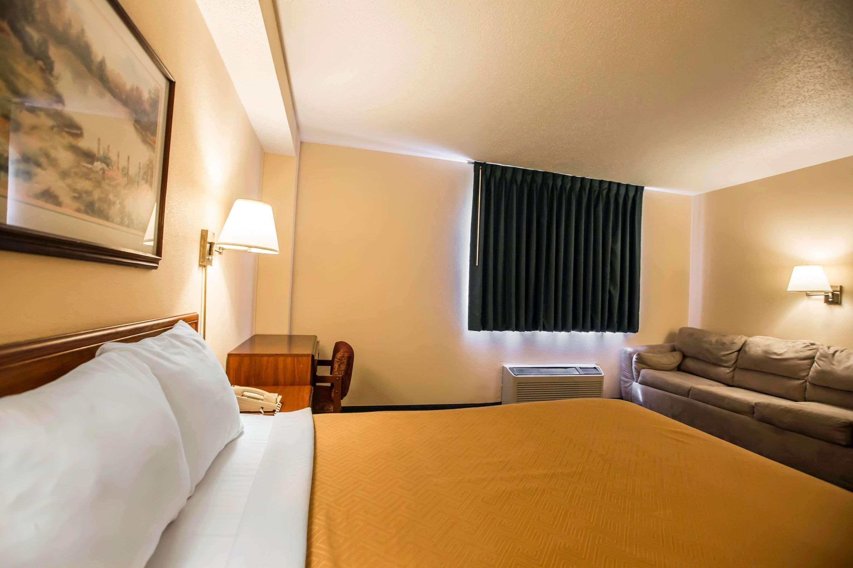 Econo Lodge Princeton Bagian luar foto