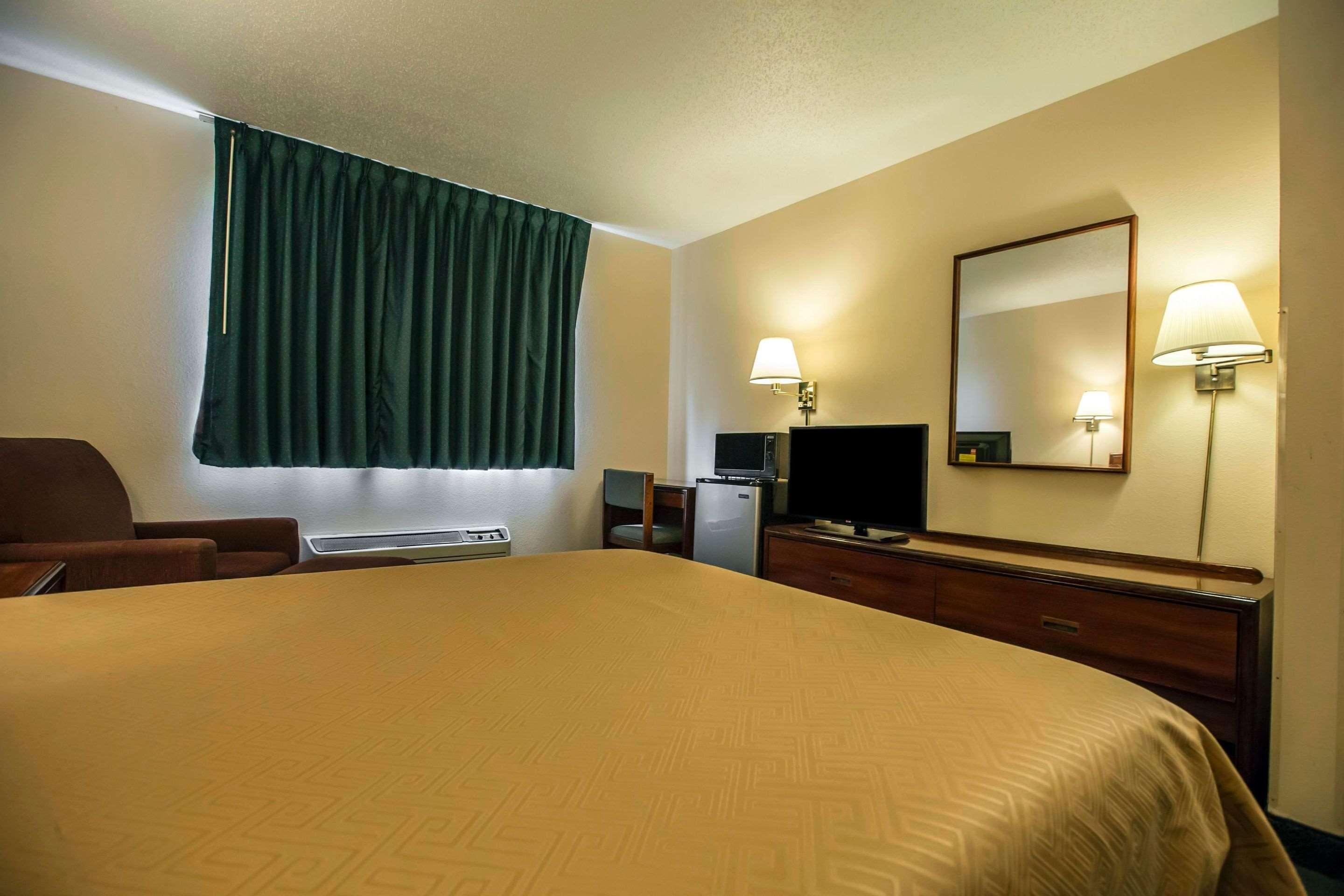 Econo Lodge Princeton Bagian luar foto