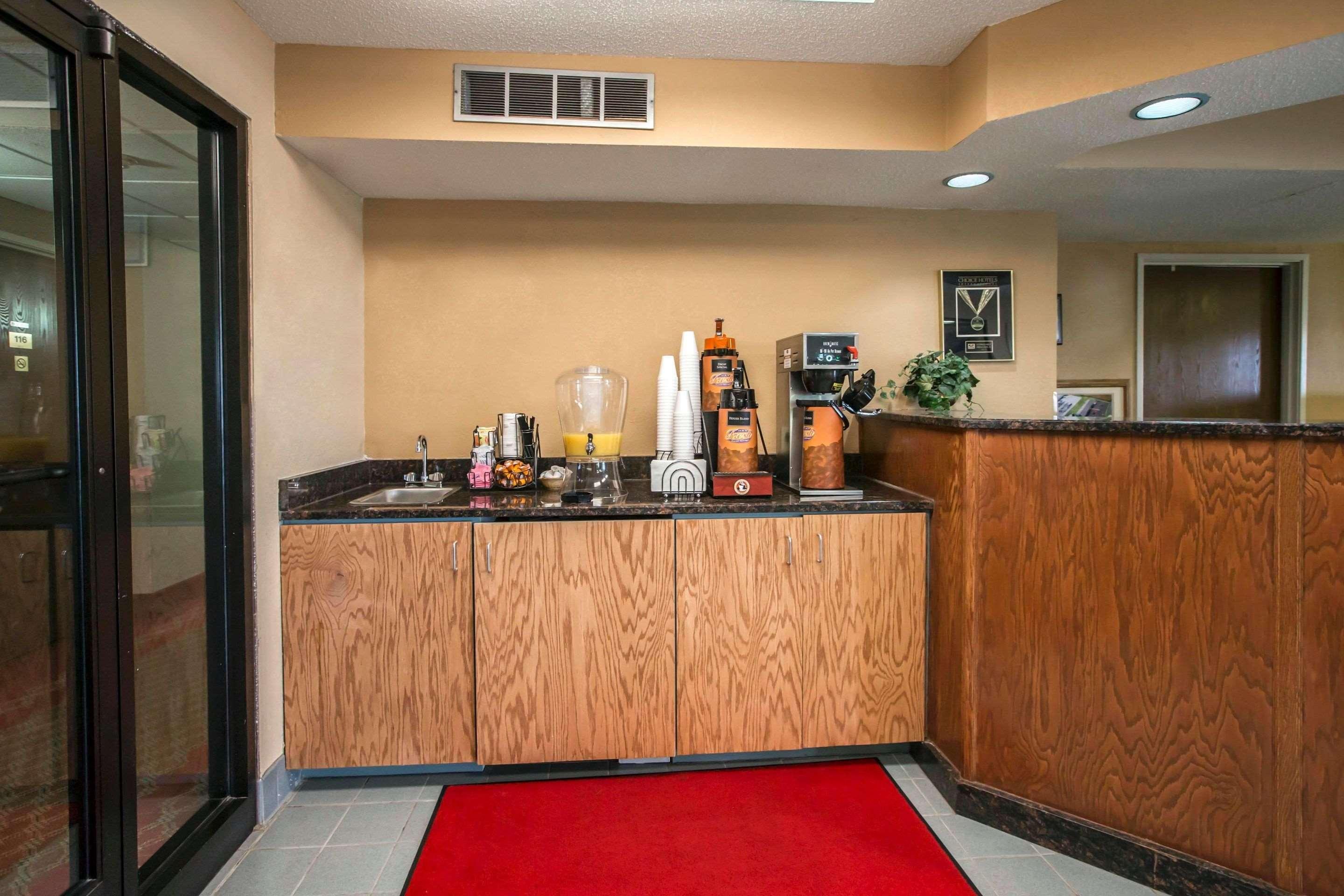 Econo Lodge Princeton Bagian luar foto