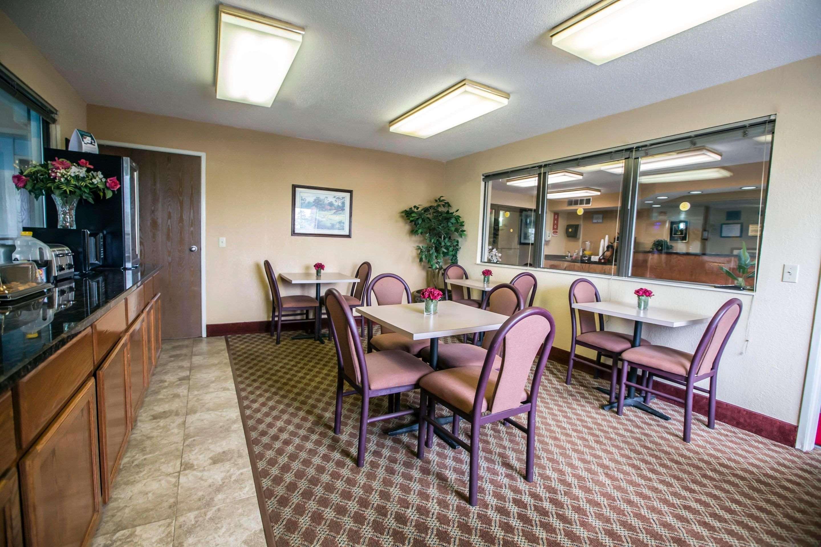 Econo Lodge Princeton Bagian luar foto