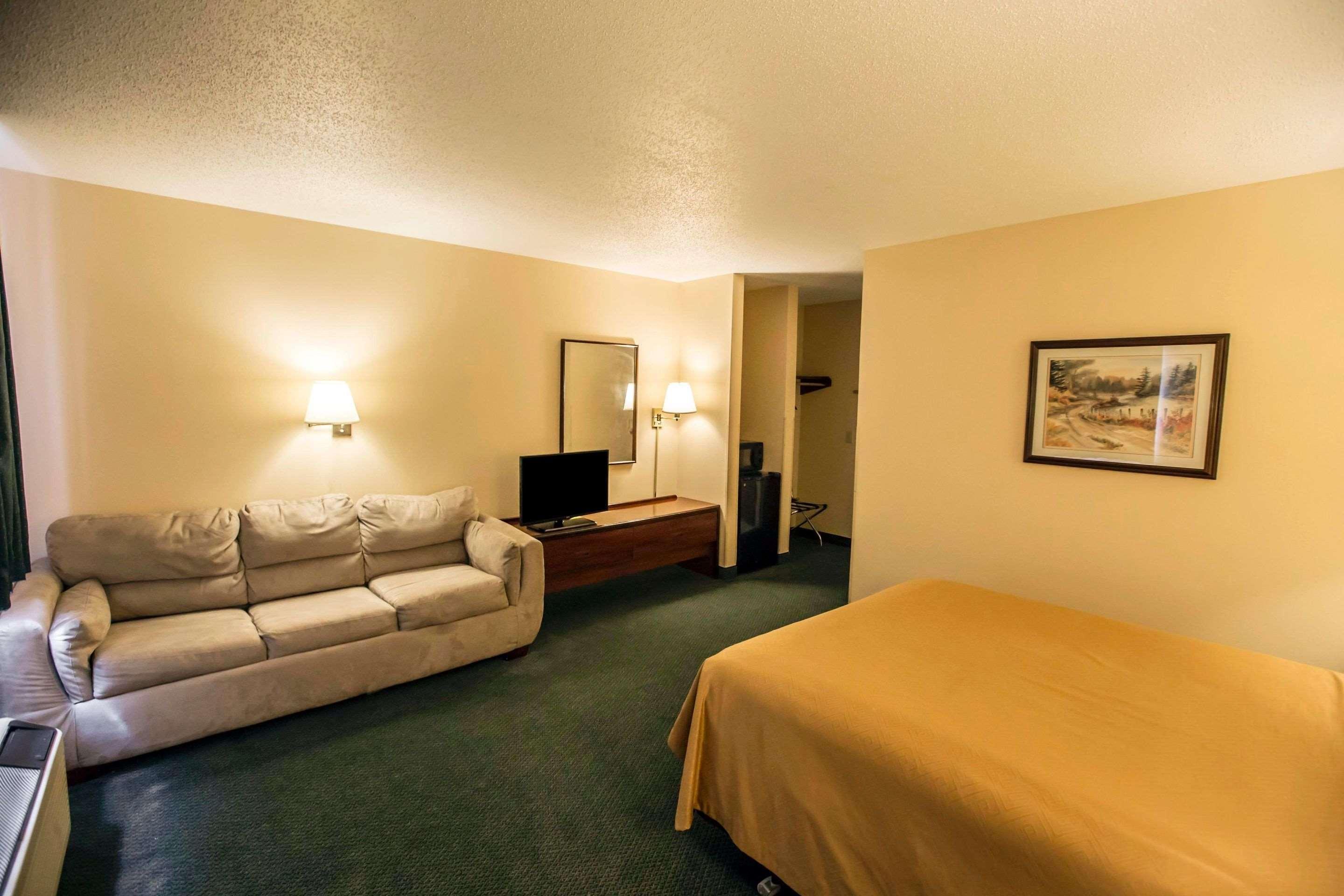 Econo Lodge Princeton Bagian luar foto