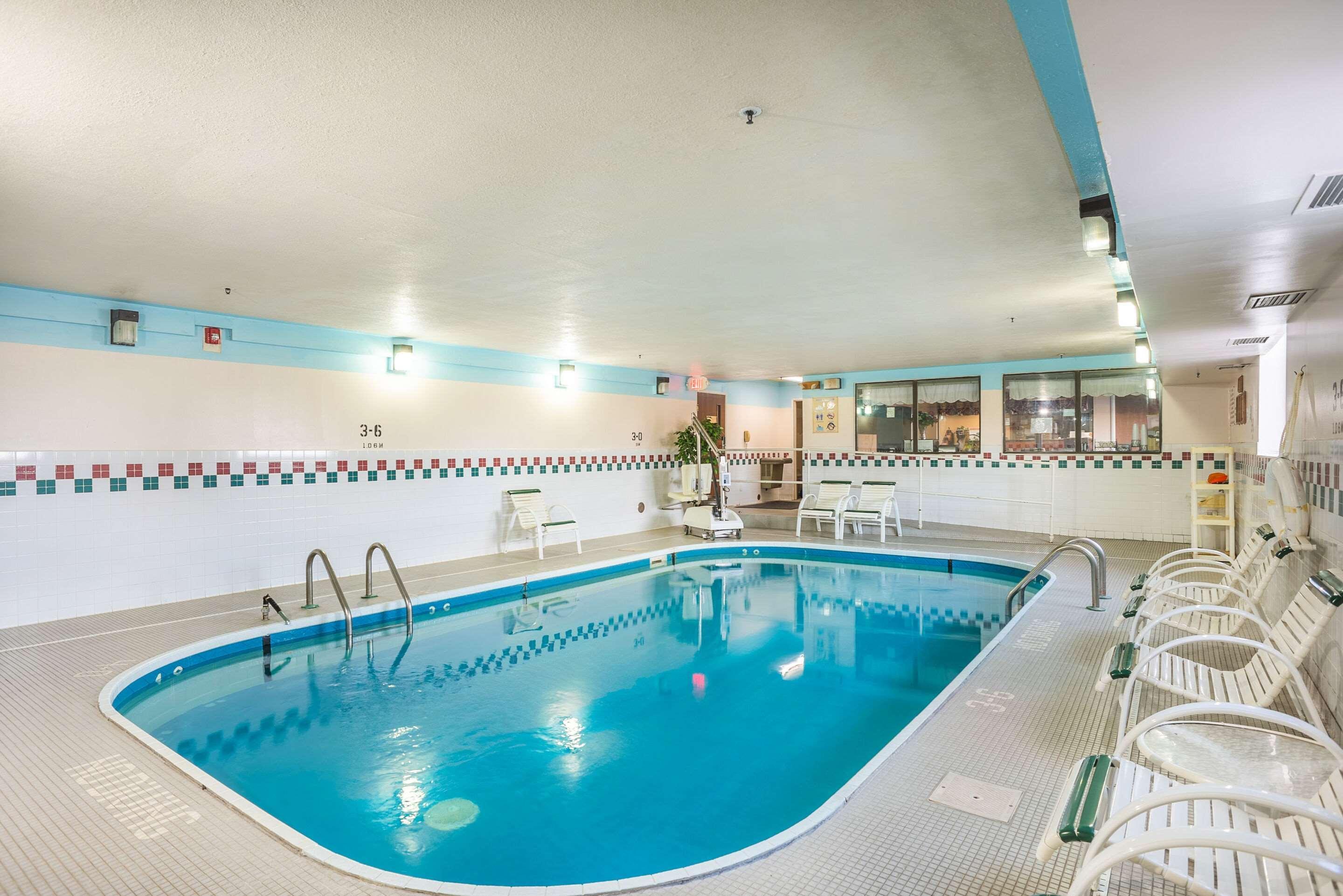 Econo Lodge Princeton Bagian luar foto