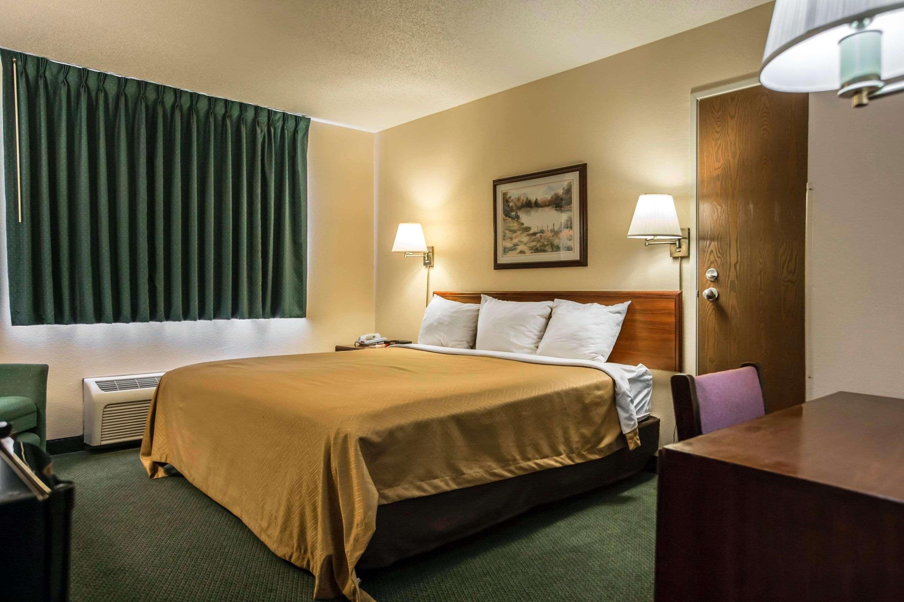 Econo Lodge Princeton Bagian luar foto