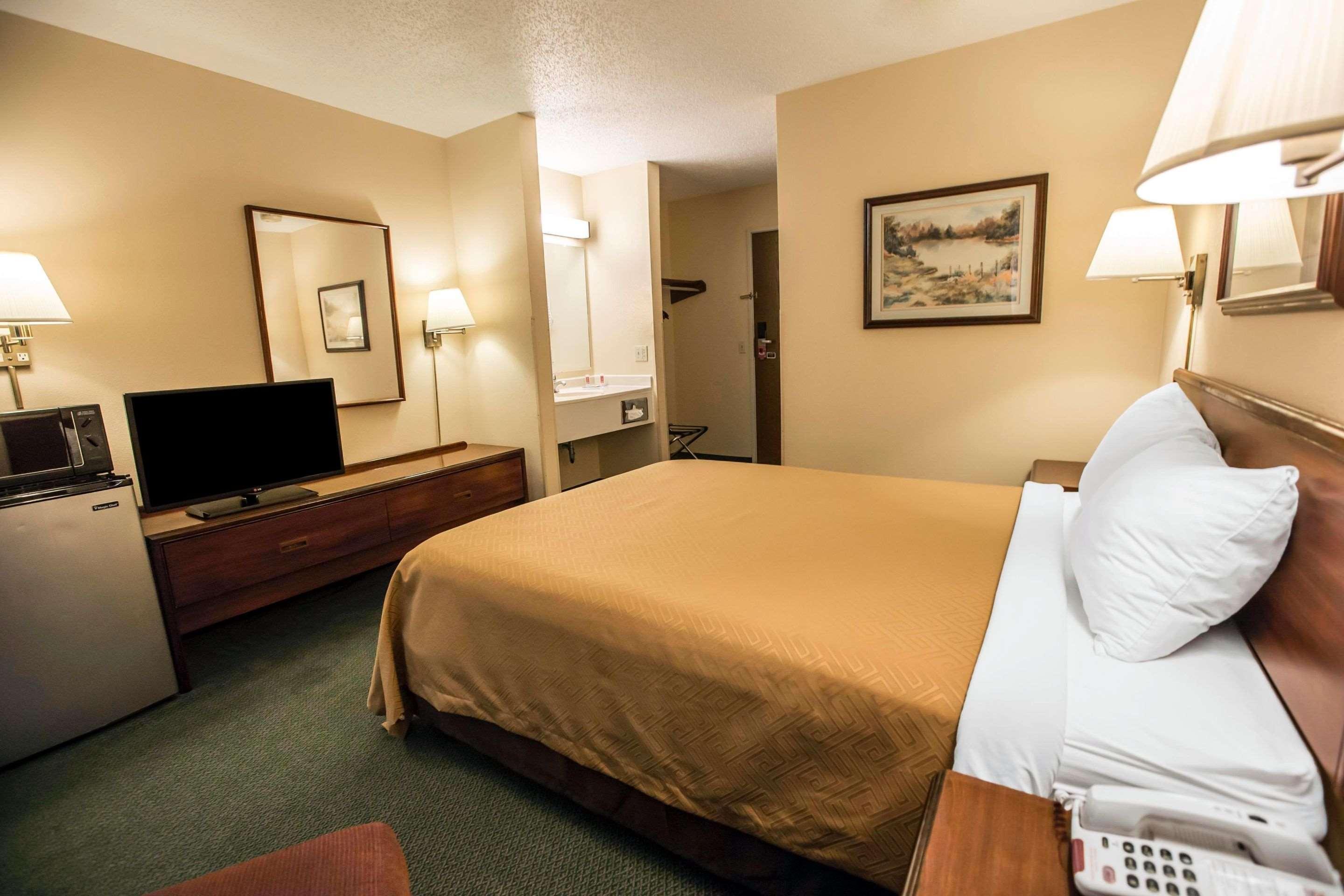 Econo Lodge Princeton Bagian luar foto