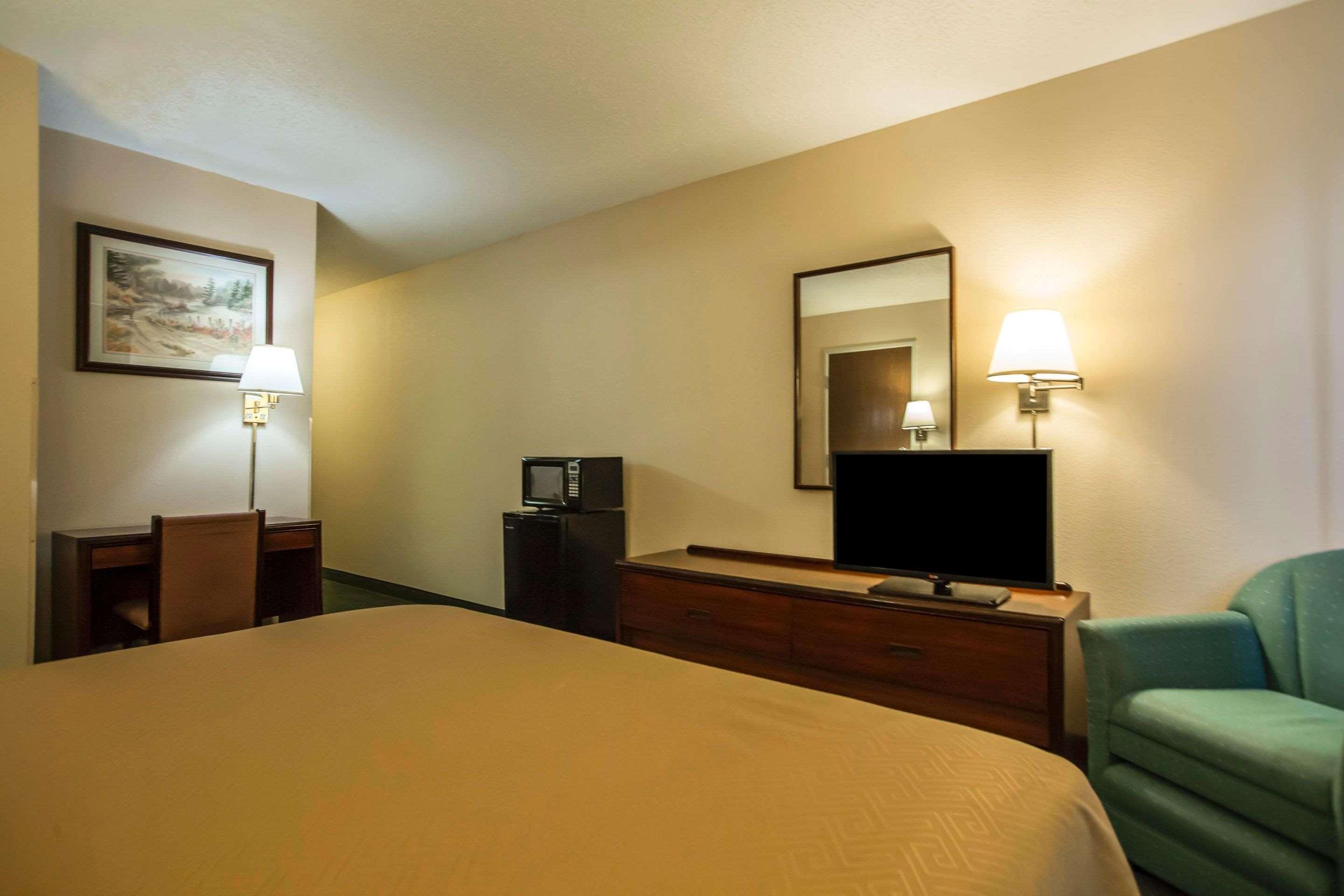 Econo Lodge Princeton Bagian luar foto
