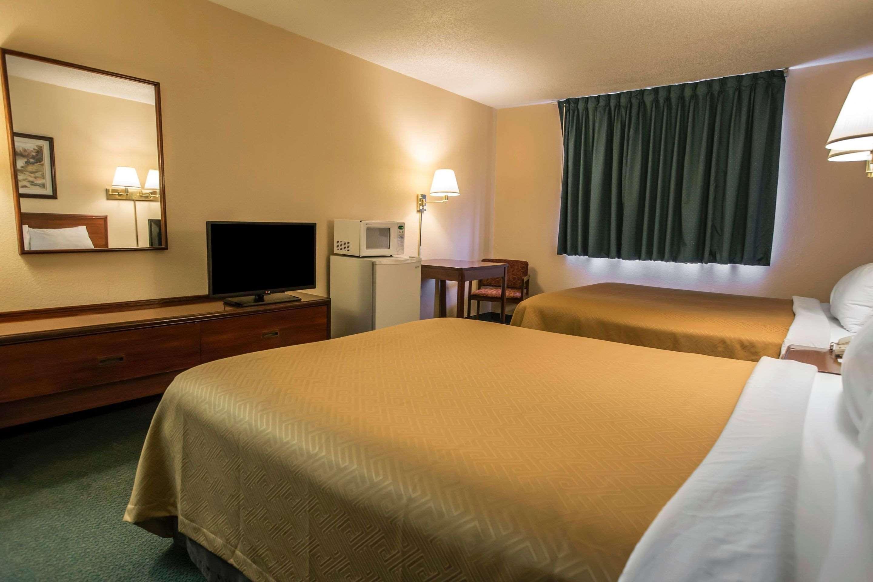 Econo Lodge Princeton Bagian luar foto