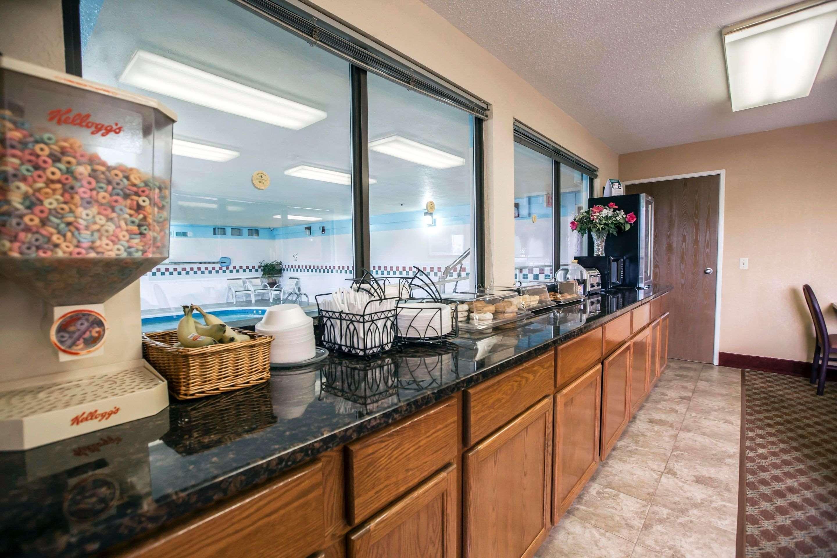 Econo Lodge Princeton Bagian luar foto