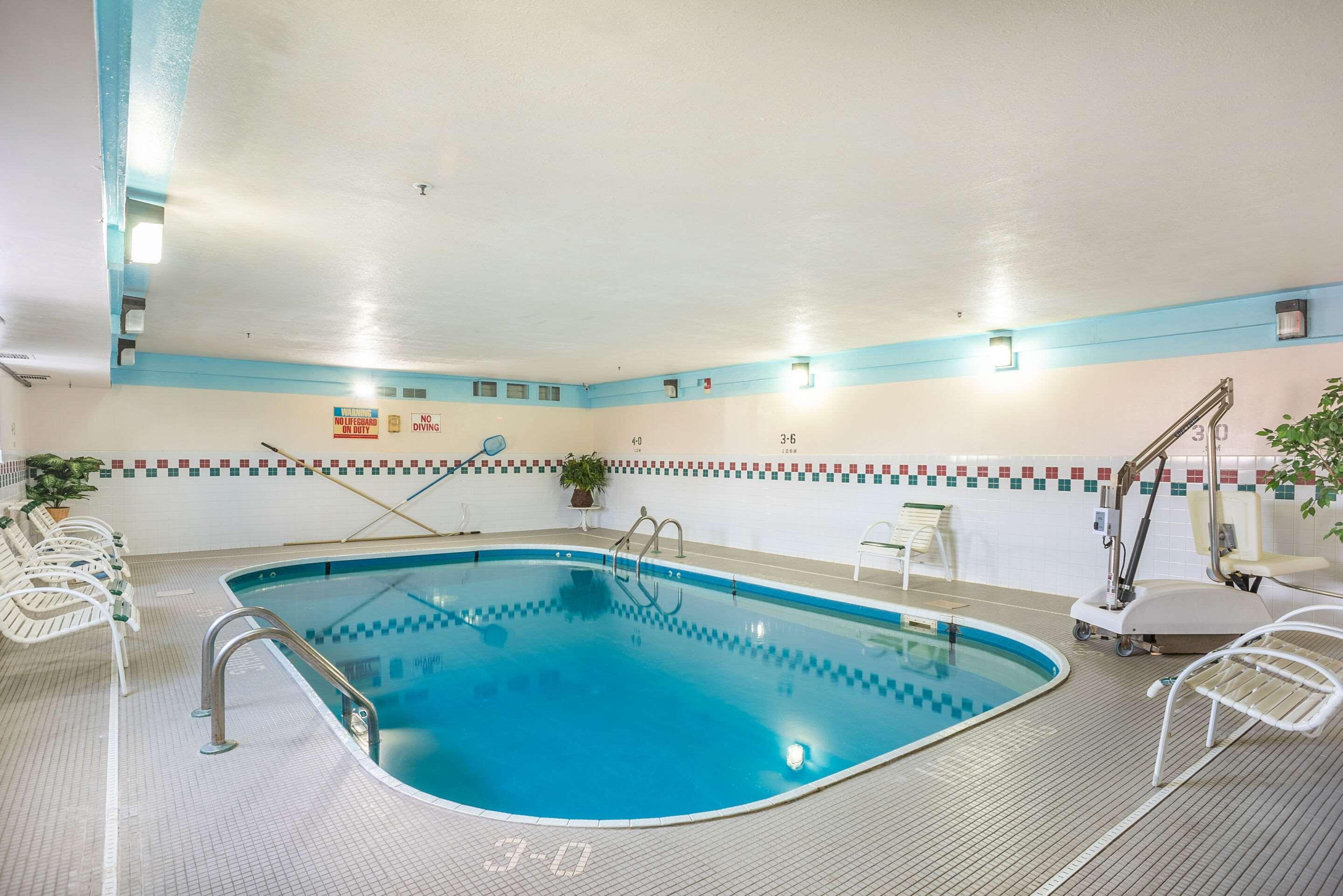 Econo Lodge Princeton Bagian luar foto