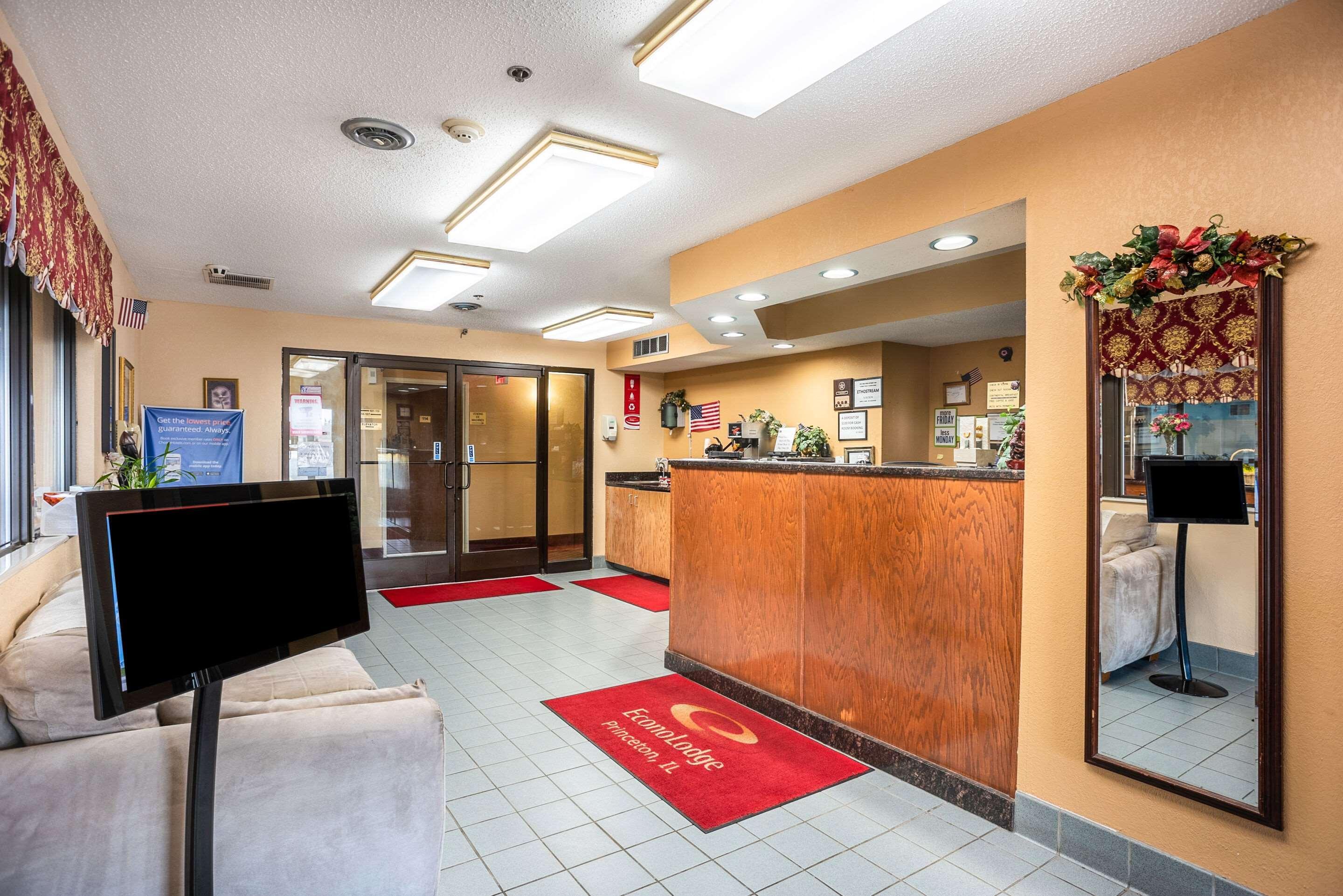 Econo Lodge Princeton Bagian luar foto