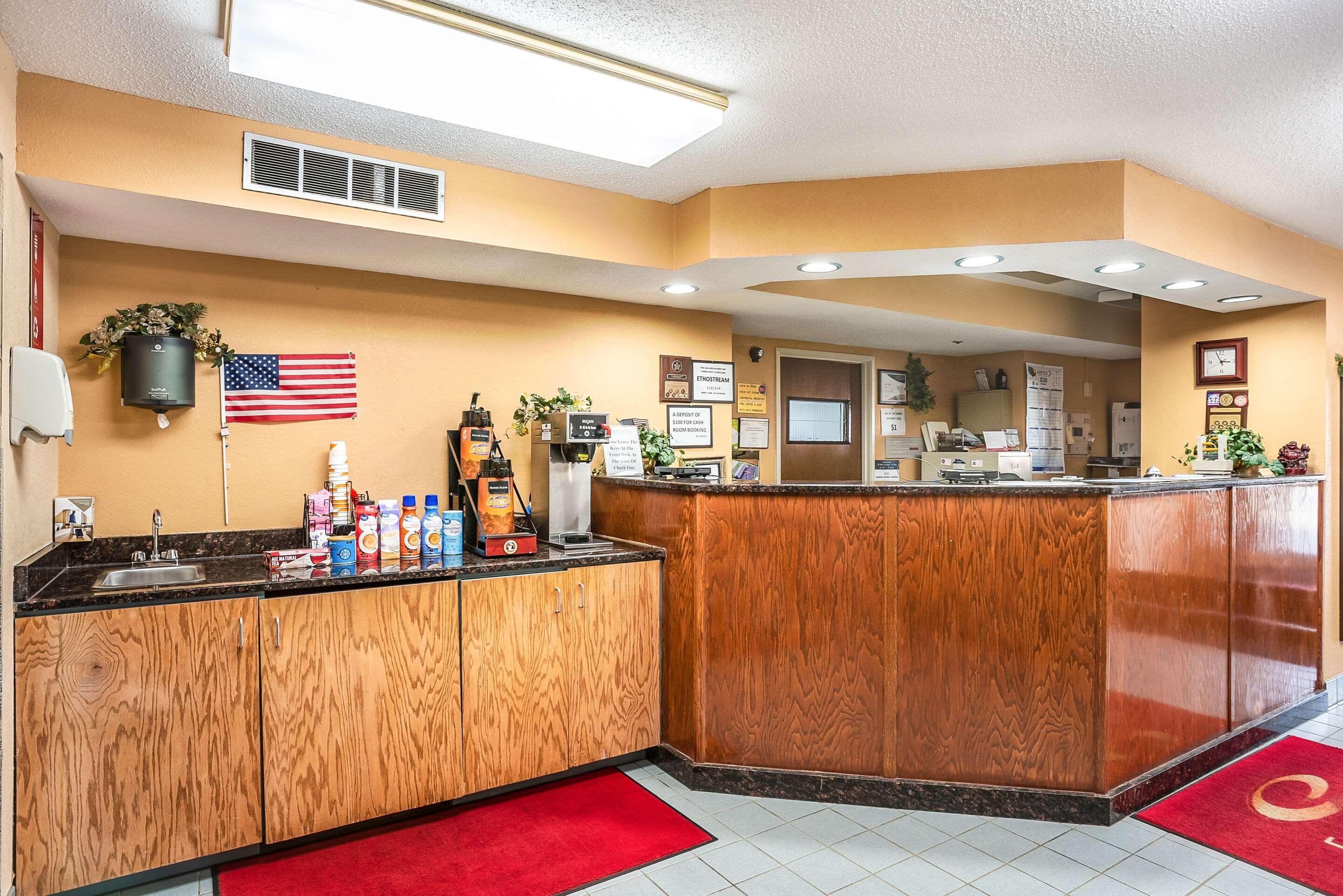 Econo Lodge Princeton Bagian luar foto
