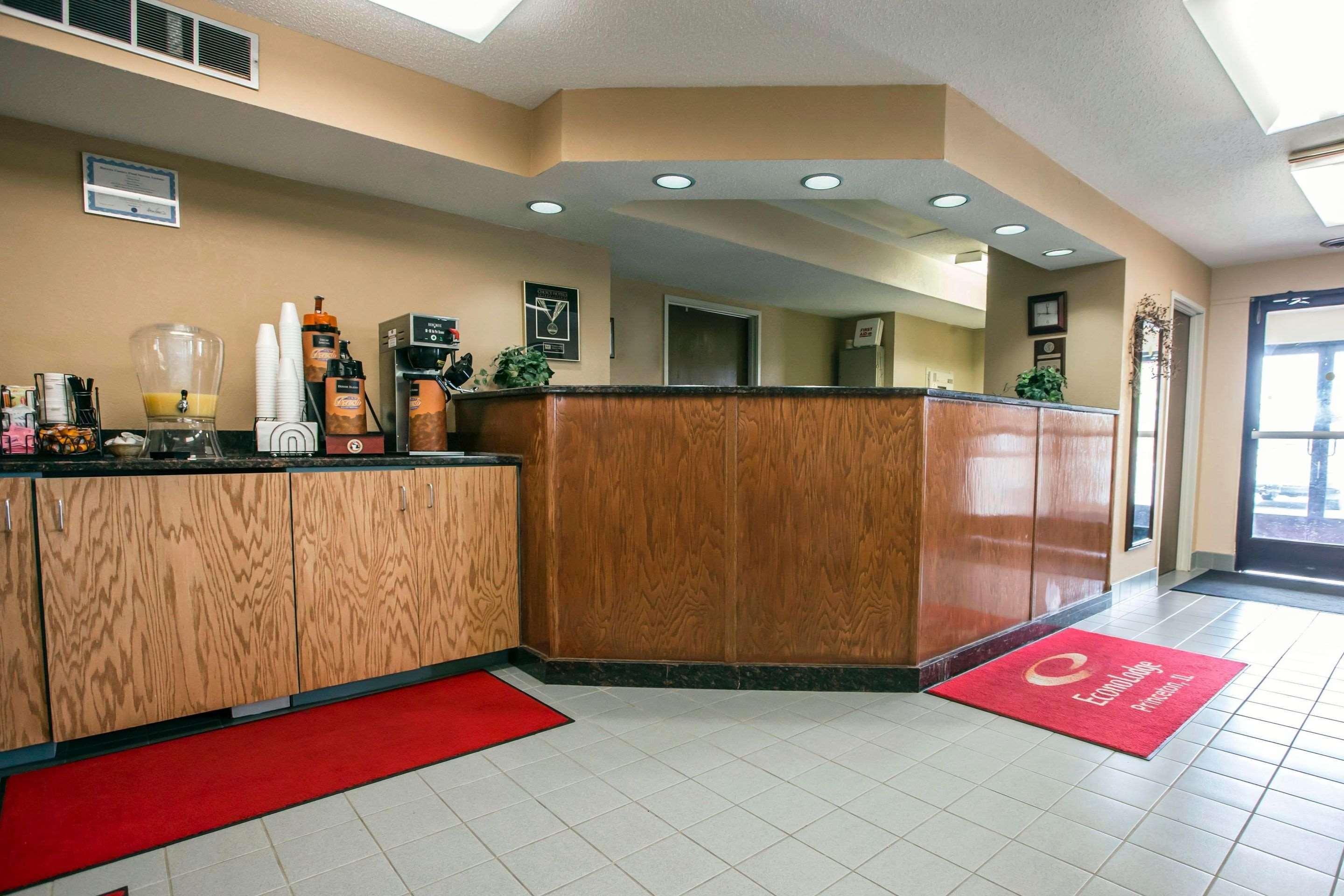 Econo Lodge Princeton Bagian luar foto