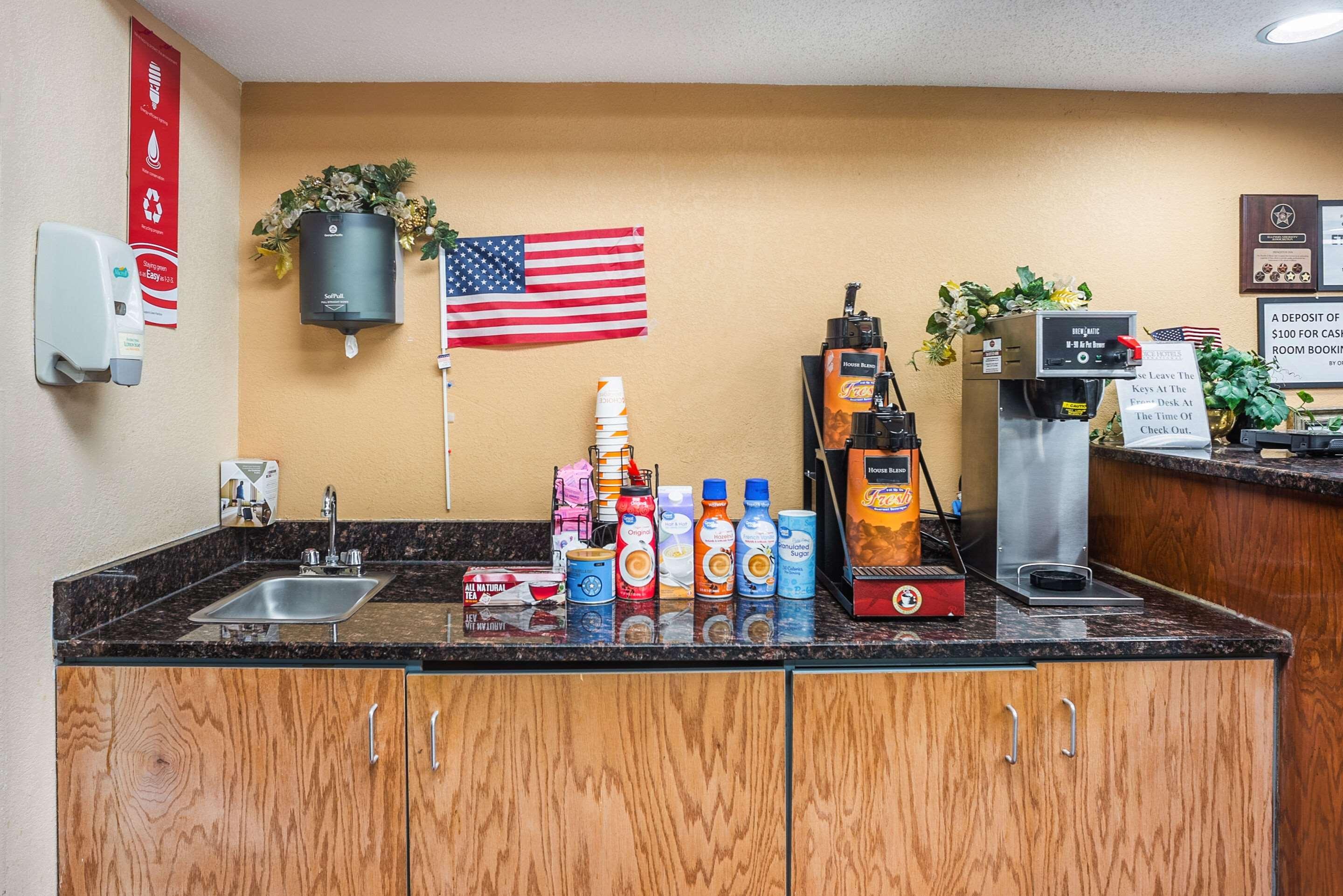 Econo Lodge Princeton Bagian luar foto
