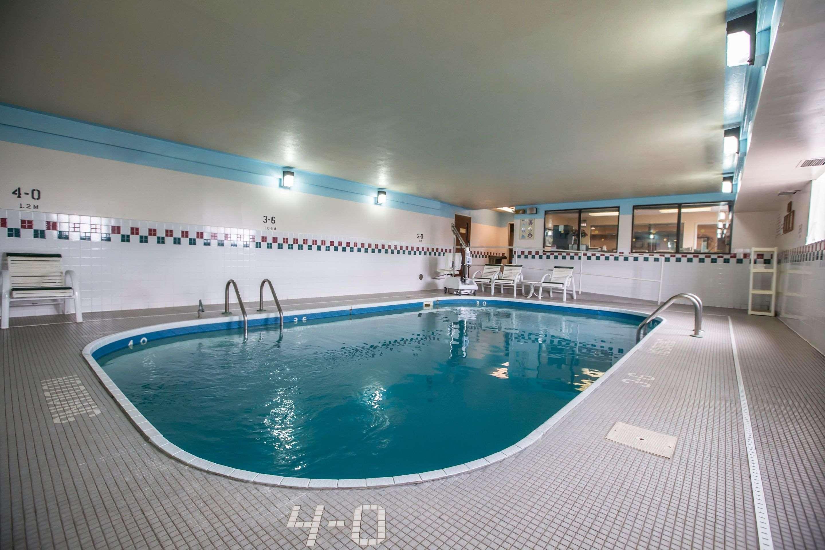 Econo Lodge Princeton Bagian luar foto