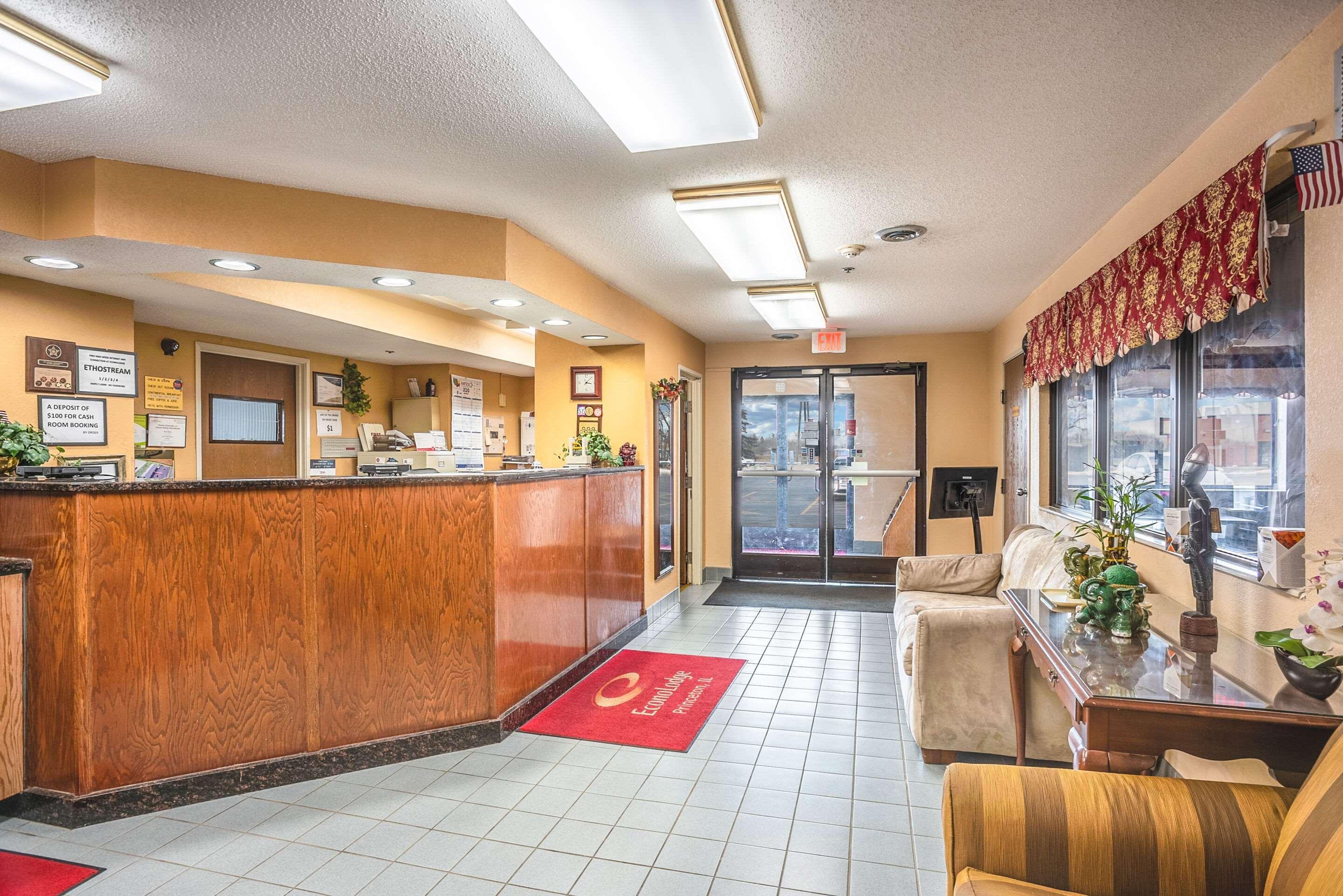 Econo Lodge Princeton Bagian luar foto